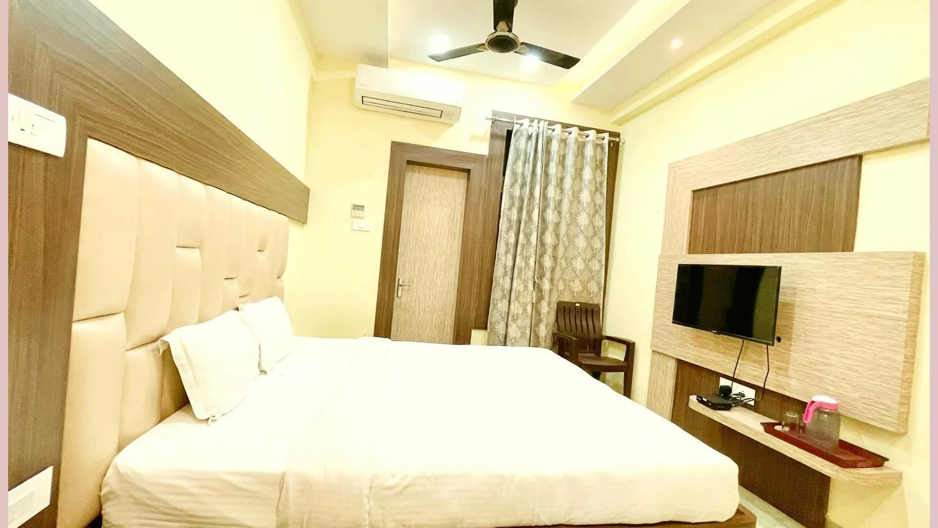 Vns - Hotel Ndp ! Palace - Warm Hospitality & Comfortable Room In Varanasi - Near Kashi Vishwanath Temple - Best Hotel In Váránasí 4*,  Indie