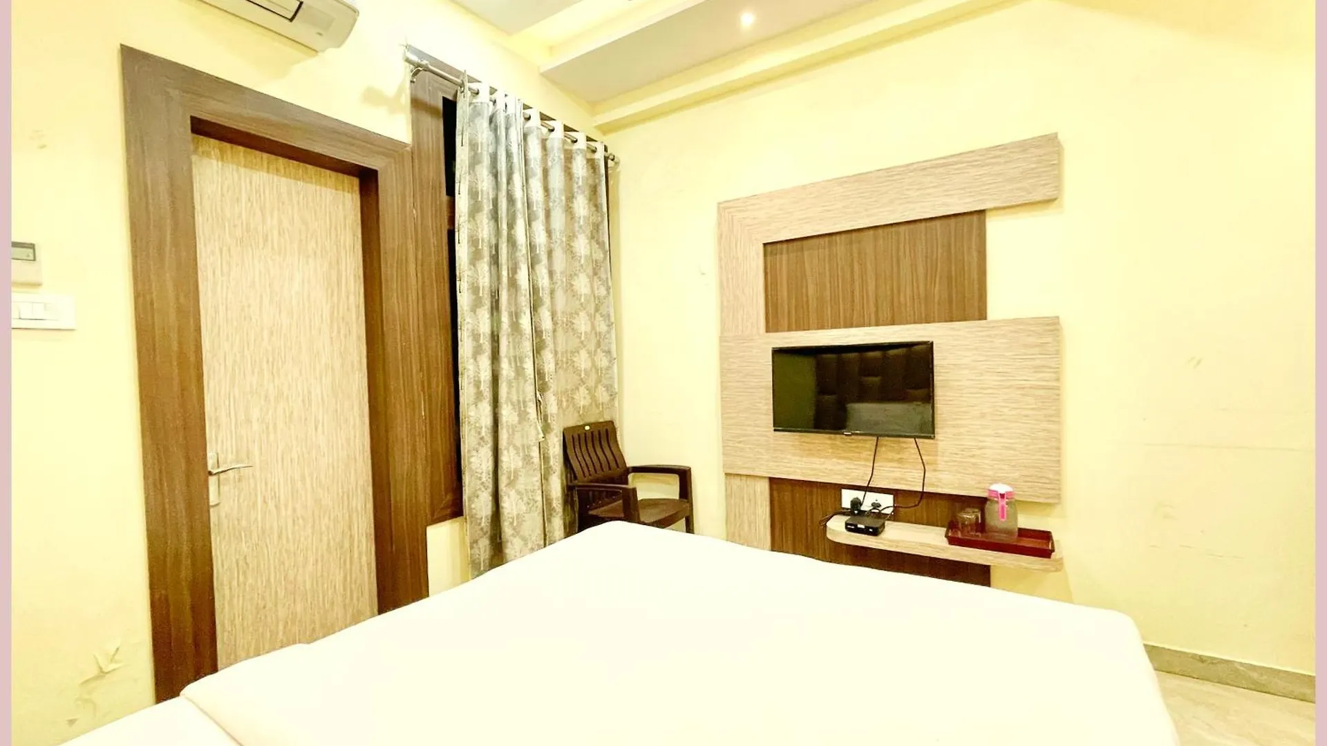 ****  Vns - Hotel Ndp ! Palace - Warm Hospitality & Comfortable Room In Varanasi - Near Kashi Vishwanath Temple - Best Hotel In Váránasí Indie